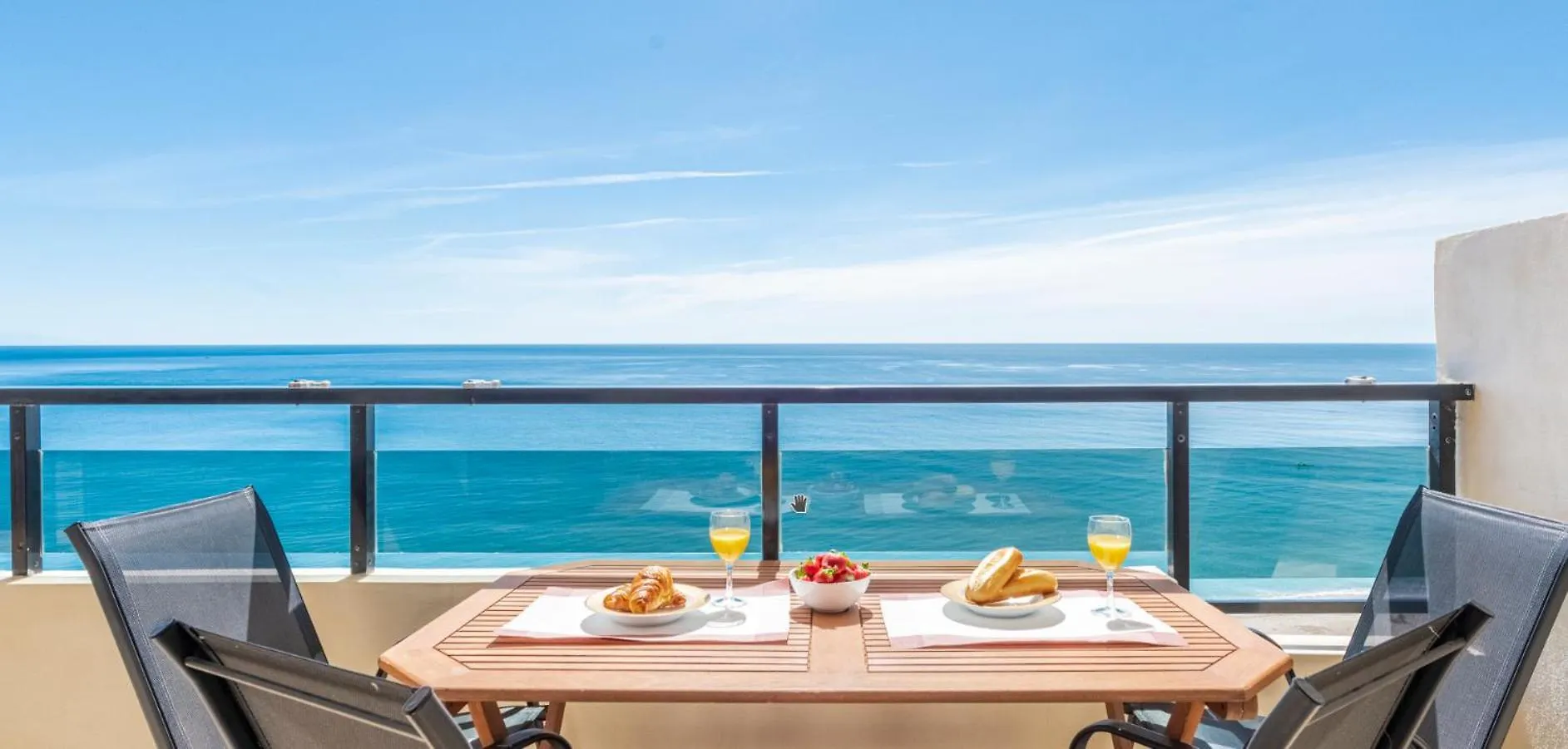 Beachfront -- New Luxury Apartment -- 1ª Linea Playa -- Fuengirola City Center -- Private Parking -- Panoramic Sea Views --